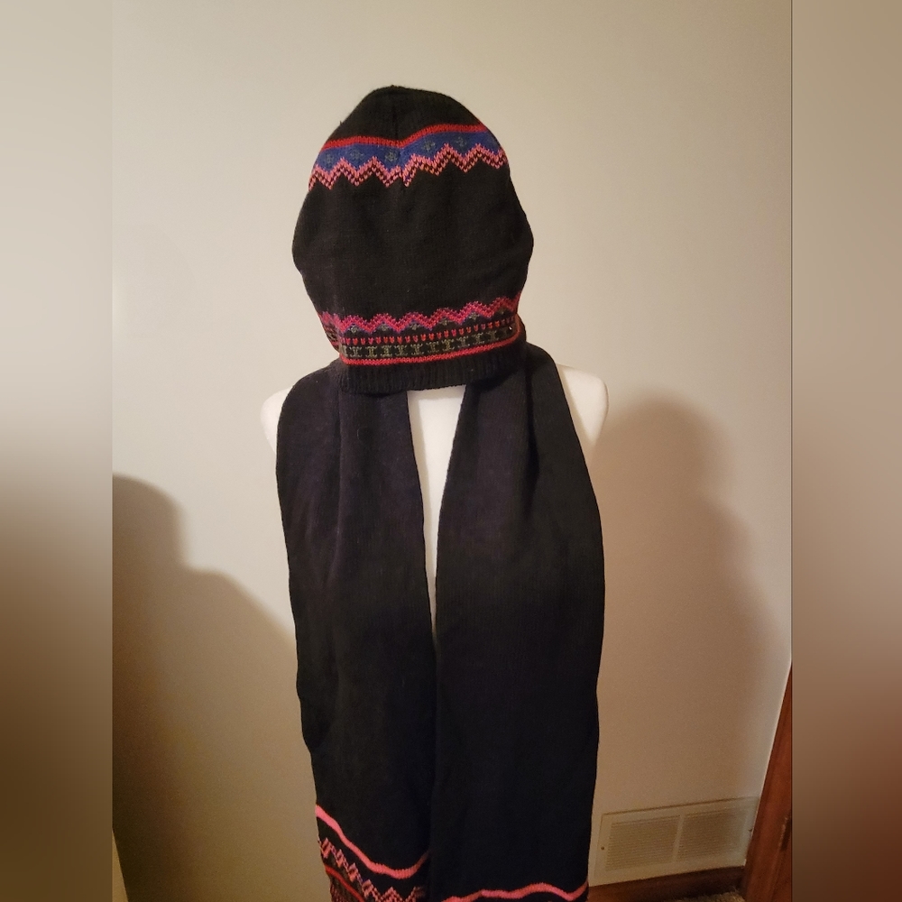 Liz Claiborne Hat & Scarf
